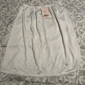 NWT Cabernet white short slip